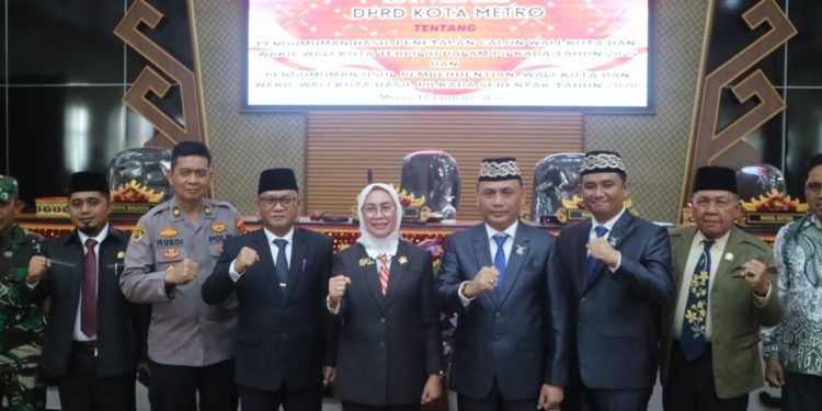 Warga Sambut Antusias Paripurna Penetapan Bambang-Rafieq Jadi Walikota dan Wakil Walikota Metro 