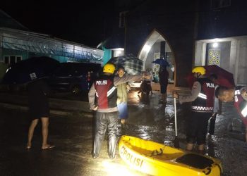Aksi Sigap Polres Metro Membantu Masyarakat Yang Terdampak Banjir