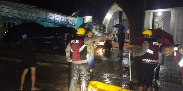Aksi Sigap Polres Metro Membantu Masyarakat Yang Terdampak Banjir