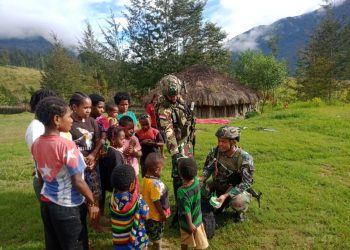 Bakti Sosial Prajurit Buaya Putih, Berikan Senyuman Warga Pedalaman Papua
