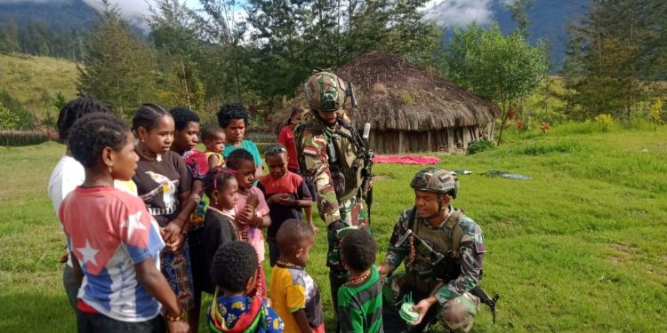Bakti Sosial Prajurit Buaya Putih, Berikan Senyuman Warga Pedalaman Papua