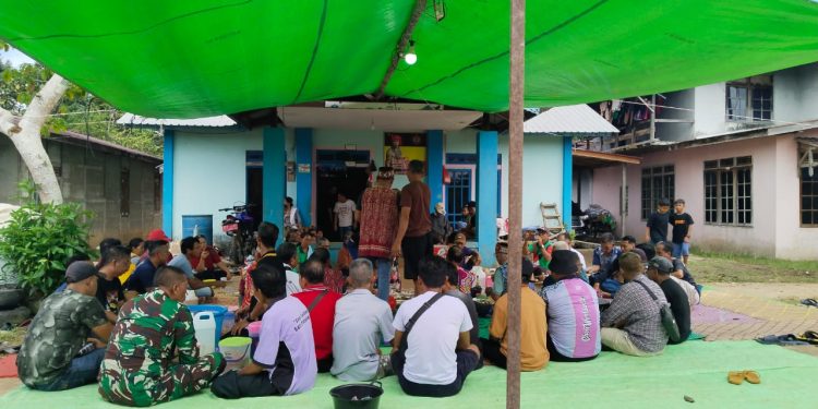 Wujud Syukur dan Kebersamaan Warga, Satgas Yonzipur 5/ABW Hadiri Acara Tasyukuran Kepala Desa Seriang
