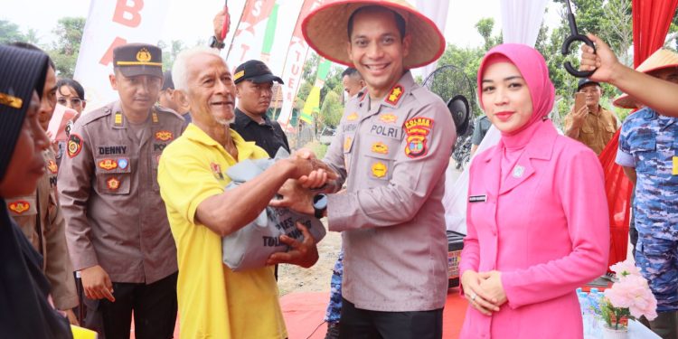 Ikuti Penanaman Jagung Serentak 1 Juta Hektar, Polres Tulang Bawang Juga Gelar Bakti Kesehatan dan Pembagian Bansos