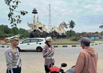 Personil Sat Lantas Polres Tulang Bawang Barat Lakukan Strong Point Berikan Kelancaran Lalin