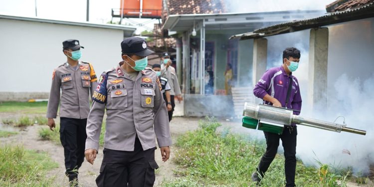 Polres Tulang Bawang Lakukan Fogging di 9 Lokasi Berbeda, AKBP Yuliansyah: Ingat 3M Plus Untuk Cegah DBD