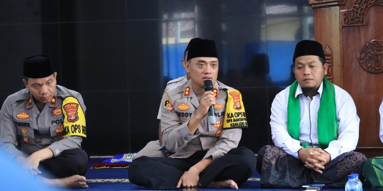 Polsek Bukit Kemuning Polres Lampung Utara Bagikan Bansos Beras 10 kg Kepada Warga Tidak Mampu