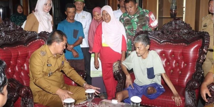 Penyerahan Bantuan Kursi Roda oleh Pj. Bupati Lampung Utara kepada Warga Desa Sumber Agung