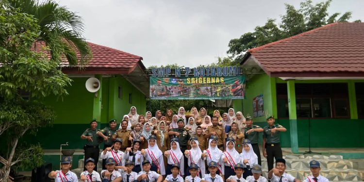 SRIGERNAS, Kapten Inf Harpian Sari selaku Pembina Upacara Bendera di SMPN 07 Kotabumi