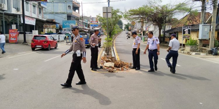 Tingkatkan Keselamatan dan Tertib Berlalu Lintas Sat Lantas Polres Lampura Cek Rambu-Rambu Lalu Lintas