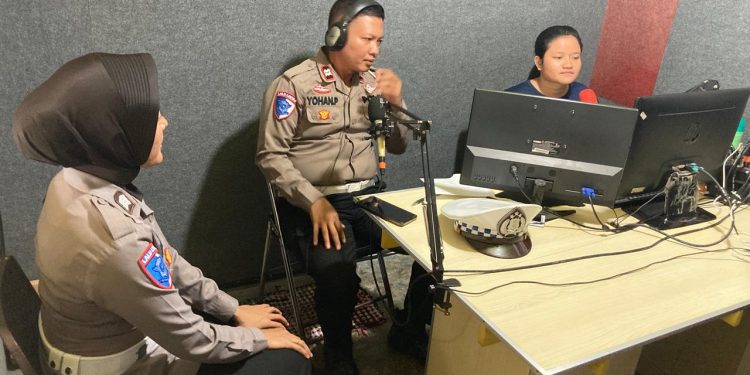 Satlantas Polres Tubaba,Sampaikan Himbauan Keselamatan Berlalu Lintas Melalui Radio HIT 100FM Pulung Kencana