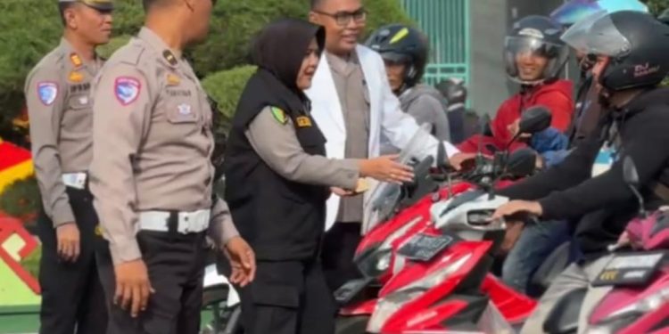 Polda Lampung Bagikan Suplemen Vitamin untuk Pengendara di Bundaran Tugu Adipura
