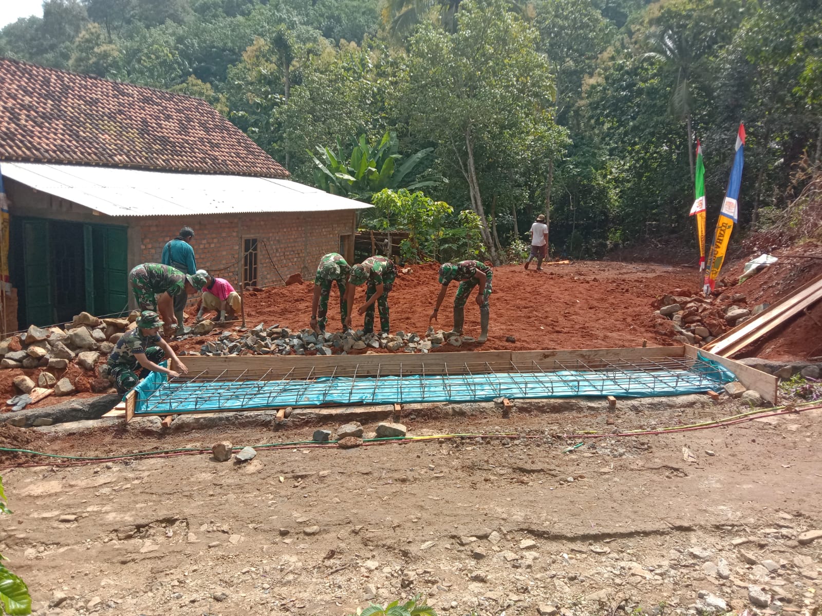 Kebahagiaan terpancar dari wajah warga Desa Subik, Kecamatan Abung Tengah, Kabupaten Lampung Utara, saat mereka melihat jalan yang tengah dibangun dalam program TNI Manunggal Membangun Desa (TMMD) Ke-123 Kodim 0412/LU. Jum'at, (21/02/2025).