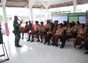 Komandan SSK Satgas TMMD ke 123 Kodim 0412/LU Lettu Inf Sugiono Sosialisasikan Masuk TNI dihadapan Murid SMA N01 Abung Tengah