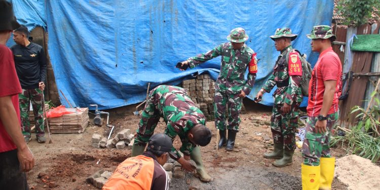 Tak Tinggal Diam, Dansatgas TMMD ke 123 Letkol Inf Hery Eko Prabowo Terjun Langsung Ke Lapangan