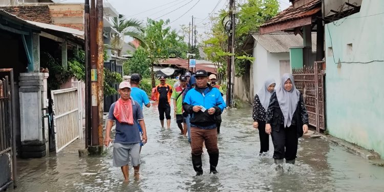 Sigap Tangani Banjir, Dinas PU Pemkot Bandar Lampung Kerja Keras Hingga Dini Hari