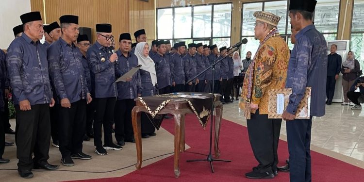 H. Tony Eka Candra Mengukuhkan Pengurus ICMI Orda Way Kanan Periode 2025-2030.