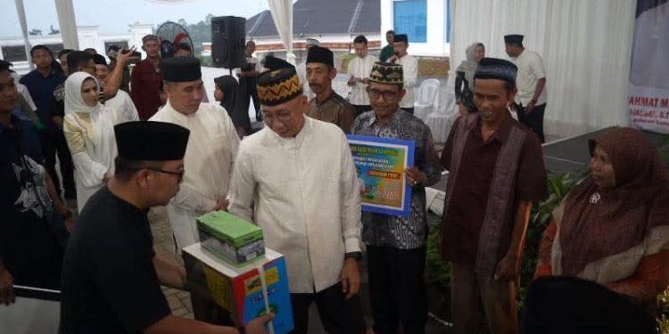 Safari Ramadan di Pesawaran, Gubernur Mirza Serahkan Bantuan Paket Sembako, UEP, dan Kursi Roda