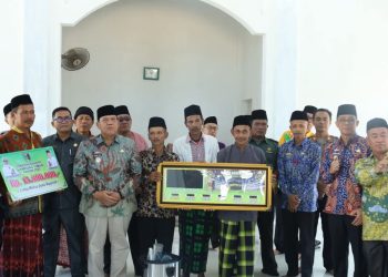 Wabup Lamtim Beri Bantuan dan Santunan Ke Masyarakat