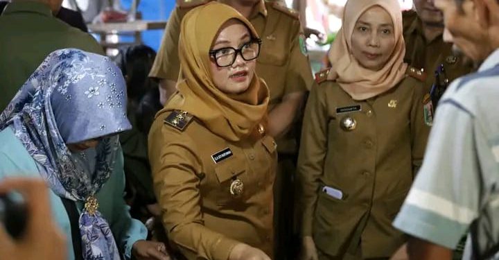 Bupati Ela Siti Nuryamah Sidak Ketersediaan dan Harga Bahan Pokok Pasar Sukadana