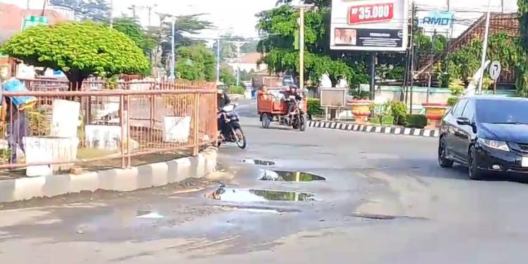 Ulah Mobil Batu Bara Jalan Lintas Sumatera Rusak Parah,Aph di Minta Tangkap Pelaku Pungli