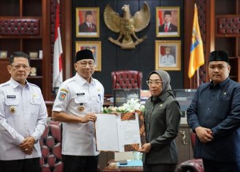 Gubernur Lampung menyerahkab Surat Pelaksana Tugas (Plt) Bupati Way Kanan kepada Ayu Asalasiyah