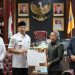Gubernur Lampung menyerahkab Surat Pelaksana Tugas (Plt) Bupati Way Kanan kepada Ayu Asalasiyah