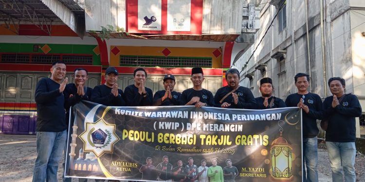 Manfaatkan Momen Ramadhan (KWIP) DPC Merangin Bagi-Bagi Takjil ke Pengguna Jalan
