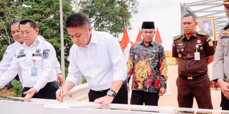 Wabup Mura Suprayitno Dampingi Gubernur Sumsel Resmikan Jembatan Air Teras dan Jembatan Air Keruh