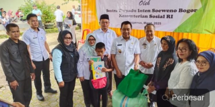 LKS Almanda Tanggamus Salurkan Bantuan Sosial Penyandang Disabilitas, Lansia dan Anak 