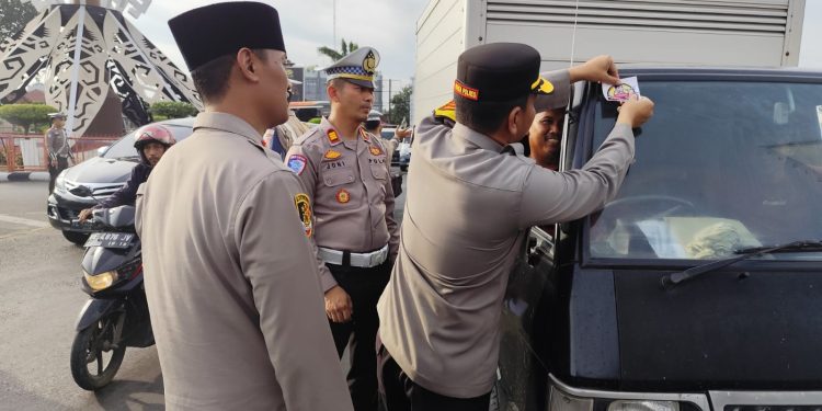 Polres Lampung Utara Sosialisasikan dan Pasang Stiker Hotline Mudik Polri 110