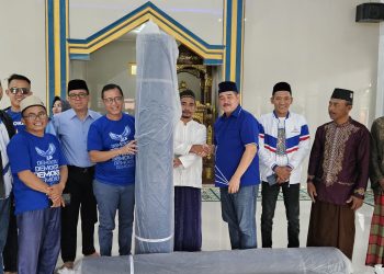 Demokrat Tubaba Bagikan Ambal Masjid dan Ratusan Takjil