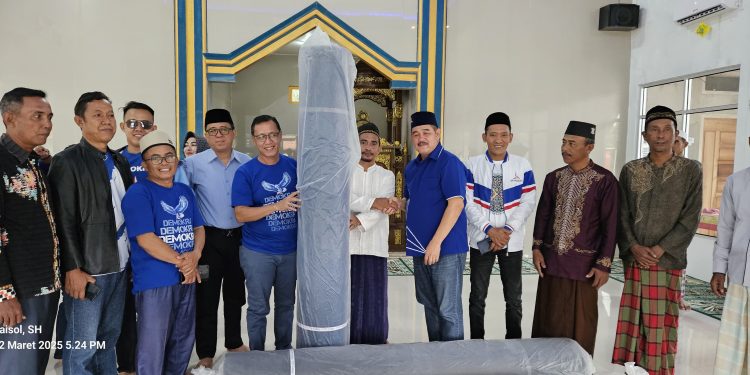 Demokrat Tubaba Bagikan Ambal Masjid dan Ratusan Takjil
