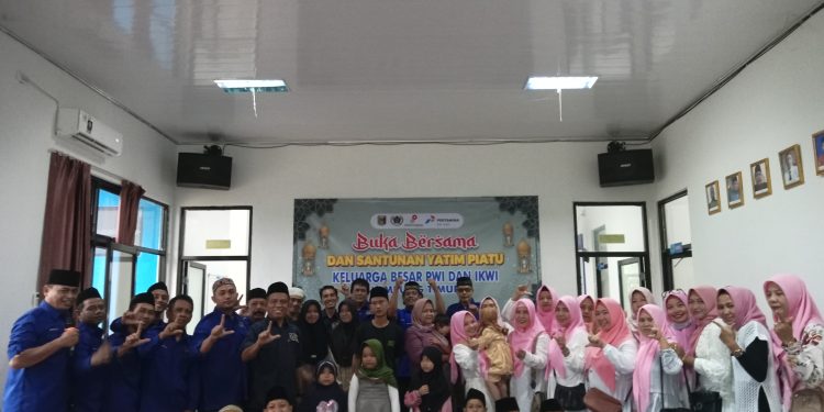 Usai Bagi Takjil, PWI Lampung Timur Santuni Anak Yatim dan Buka Puasa Bersama
