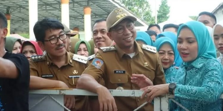 Bupati dan Wakil Bupati LU Dampingin Gubernur Lampung Berikan Bantuan Sembako