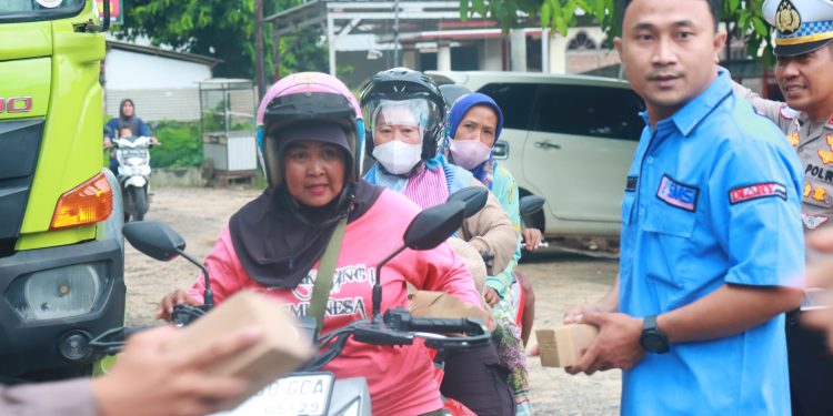 Kapolres Lampung Timur Bersama SMSI Berbagi Takjil