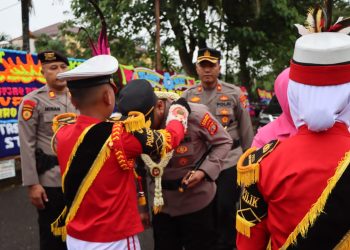 Tarian Adat, Pocil dan Pedang Pora Sambut Kapolres Tanggamus Baru AKBP Rahmad Sujatmiko