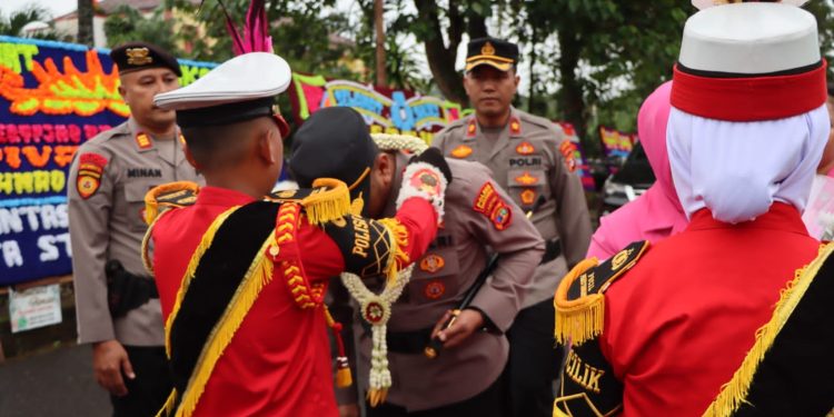 Tarian Adat, Pocil dan Pedang Pora Sambut Kapolres Tanggamus Baru AKBP Rahmad Sujatmiko