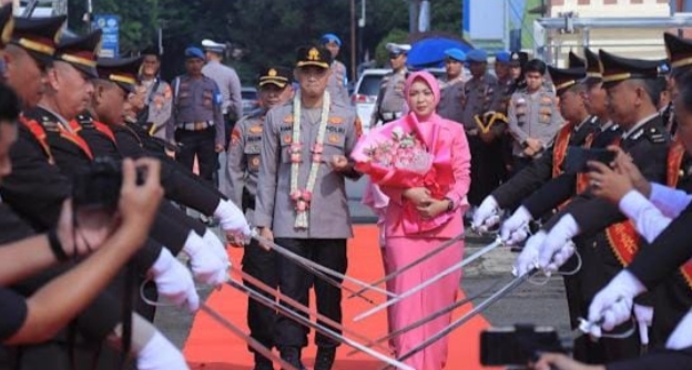 Pedang Pora Mewarnai Pisah Sambut Kapolres Metro