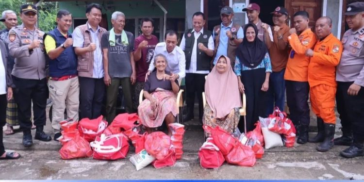 Wabup Lampura Tinjau Lokasi Banjir Dan Salurkan Bantuan Kepada Warga
