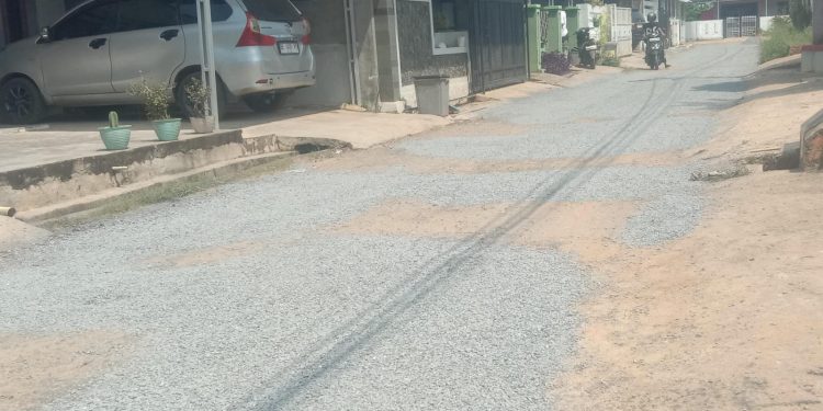 Seorang Pemuda di Lampura, Perbaiki Jalan Umum Pakai Uang Pribadi