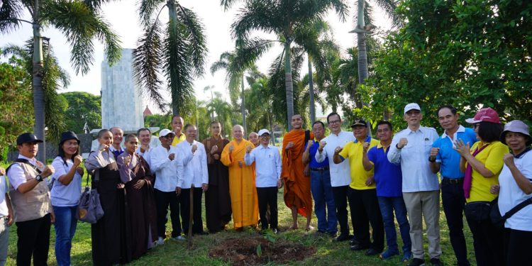 Bersih Taman Makam Pahlawan, Umat Buddha Lampung Tunjukkan Cinta Tanah Air dan Peduli Alam