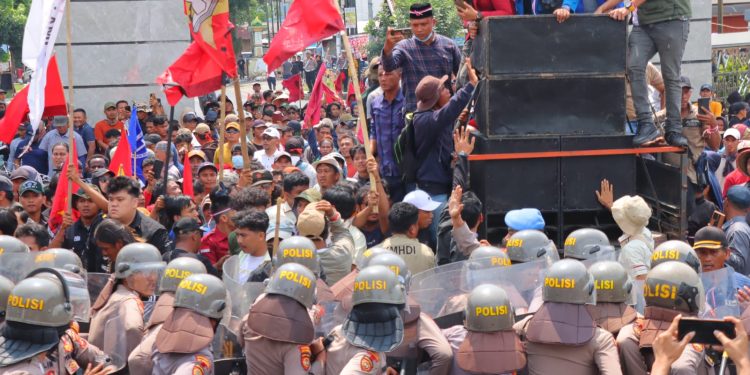 10 Polisi Terluka Saat Amankan Aksi Petani Singkong di Kantor Gubernur Lampung