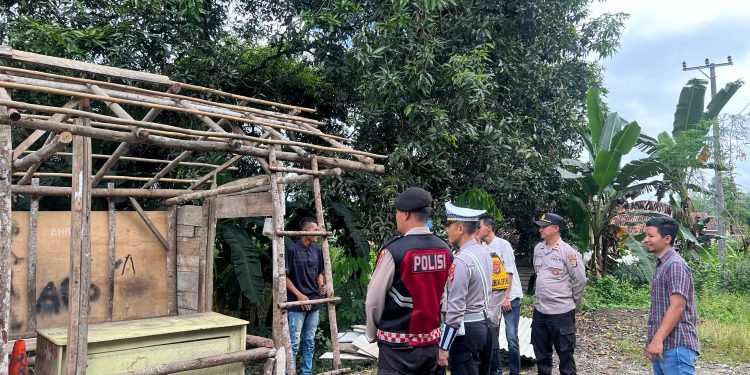 Satu Pos Pungli di Jalinsum Way Kanan Dibongkar Sukarela oleh Warga, Kapolres Beri Apresiasi,Tingal Pos Pungli Lampura Yang Masih