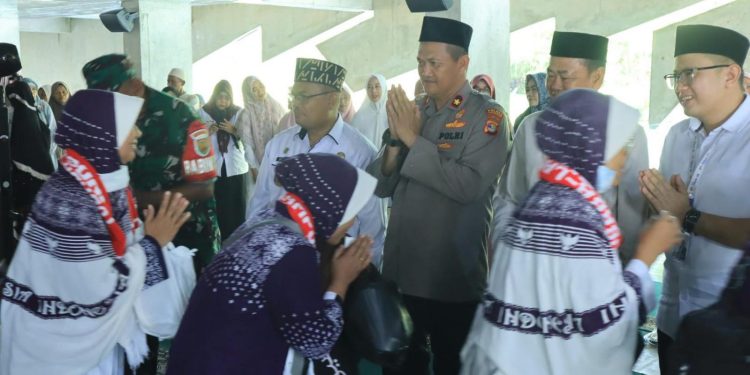Wakapolres Tulang Bawang Barat Hadiri dan Kawal Prosesi Pelepasan 325 Calon Jamaah Haji Tahun 1446 H/2025 M