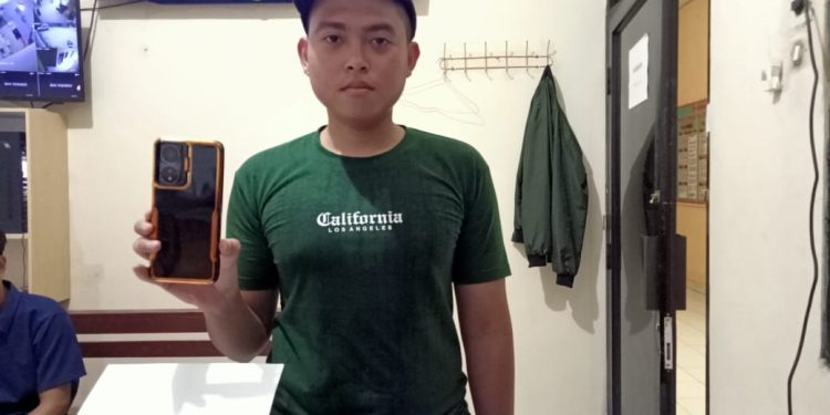 Tunjukkan Kejujuran, Casis Polri Asal Lampung Kembalikan HP yang Ditemukan Usai Binsik
