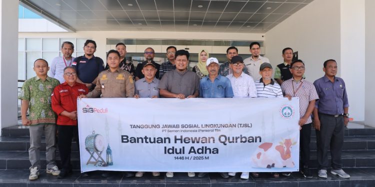 Sambut Idul adha 1446 H, Semen Baturaja Salurkan 13 Ekor Sapi Kurban di Tiga Wilayah