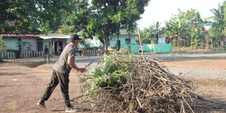 Pasandi Lettu Inf Rihantoyo Pimpin Pembersihan Pangkalan Asmil dan Lapangan Jogging Track