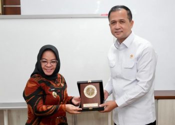 Bupati Mesuji Hj. Elfianah Audiensi dengan Menteri Transmigrasi: Bahas Pengembangan Kawasan dan Ekonomi Daerah 