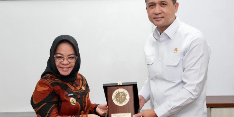 Bupati Mesuji Hj. Elfianah Audiensi dengan Menteri Transmigrasi: Bahas Pengembangan Kawasan dan Ekonomi Daerah 