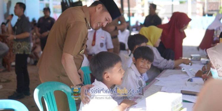Bupati Pesibar Dedi Irawan Bertolak ke Unit Pelaksana Teknis Nasional (UPTD) Puskesmas Ngaras Dalam Rangka Peninjauan Vaksinasi Dalam Rangka 100 Hari Kerja
